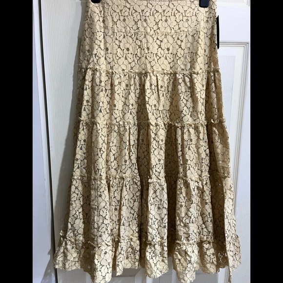 La Classe Couture Floral Lace Tiered Skirt in Size Small in Light Beige - Picture 1 of 3